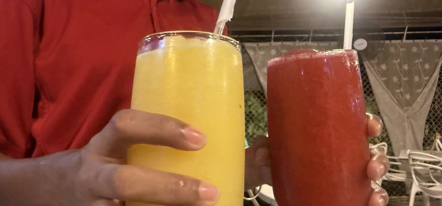 Bebidas frías recién servidas en la terraza