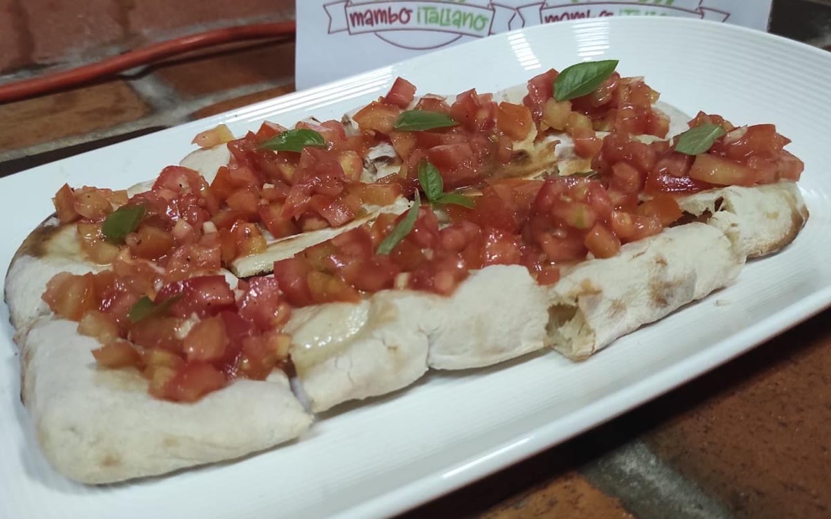Bruschetta de tomate fresco, recién horneada